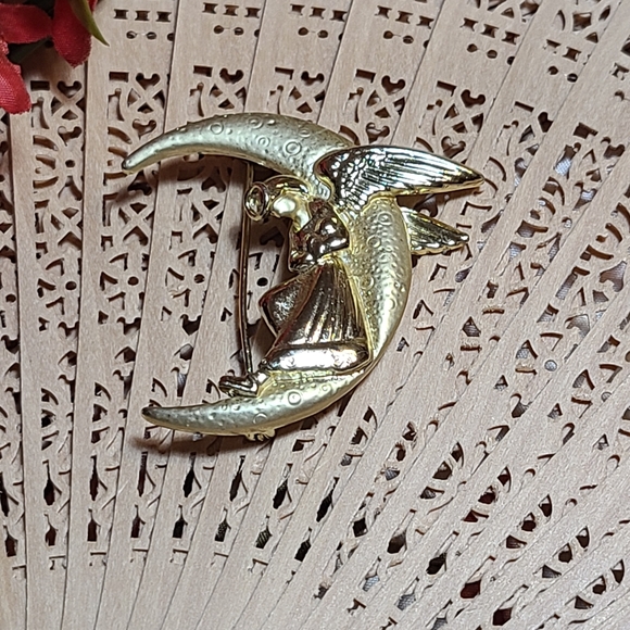 Gold Angel on Crescent Moon Brooch - Picture 10 of 10
